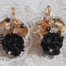 BO Attrape Rêves Noires et Dorées Ondulées avec fleurs Lucites et tissu de couleur Noir. Montées sur une dentelle Beige et une estampe dorée avec des fleurs en cristal. Un style Amérindien